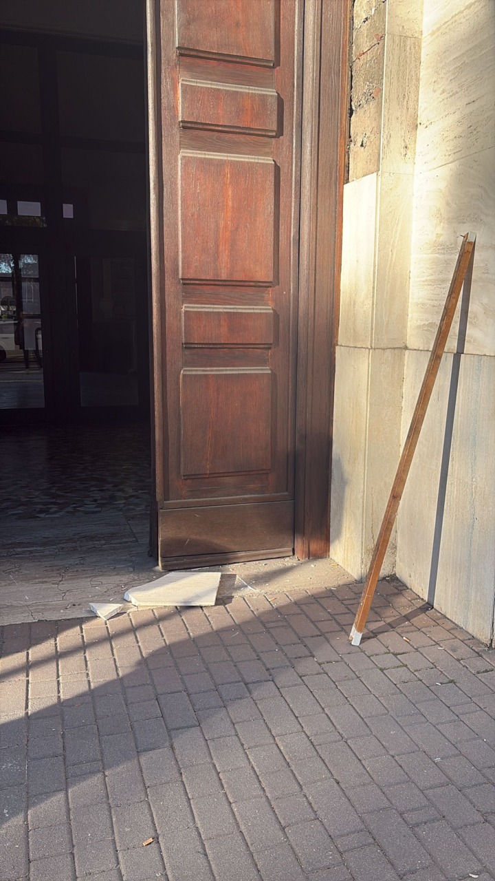 Paura ad Alessandria: si stacca una lastra dal Tribunale