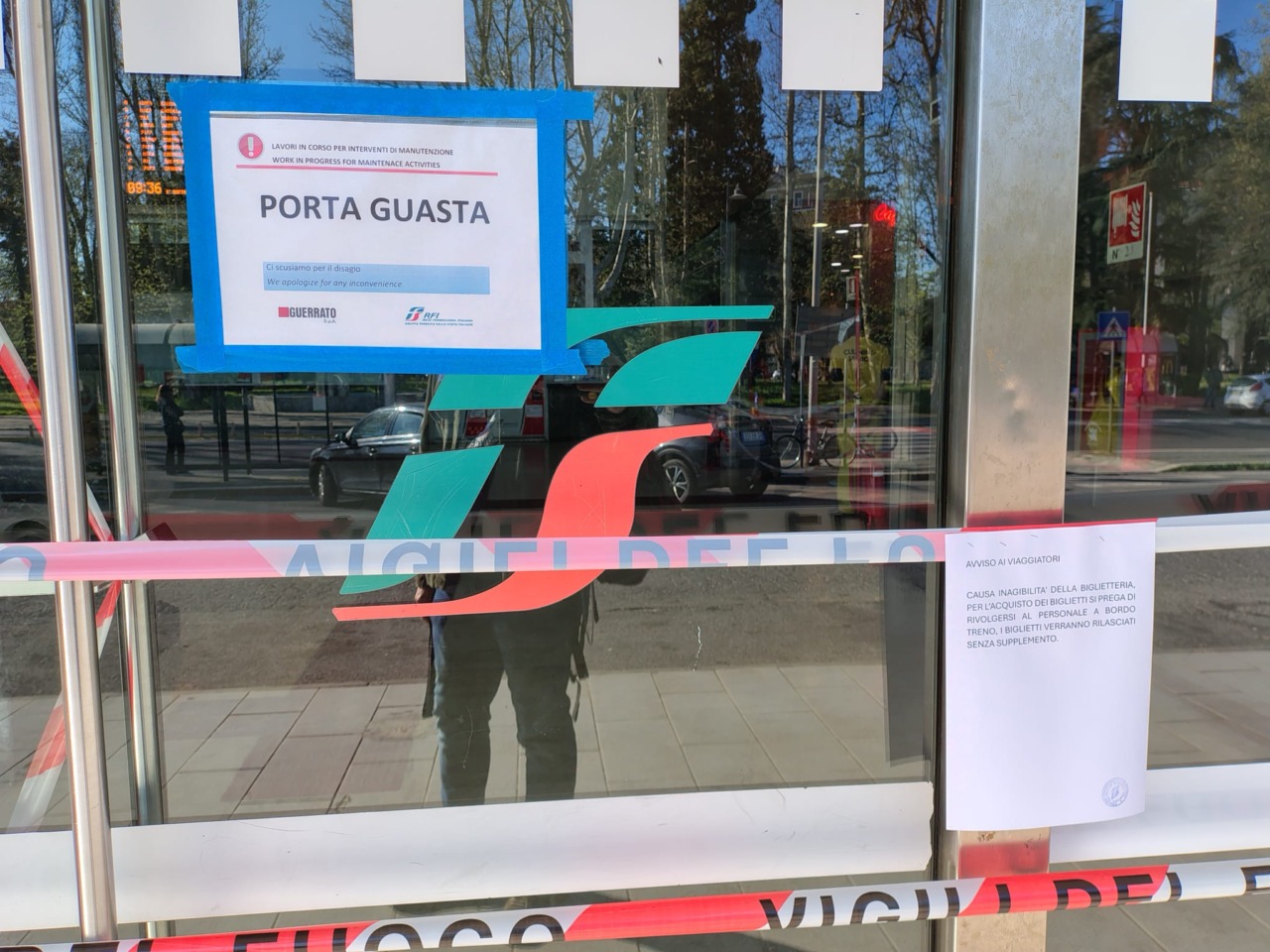 Calcinacci nell’atrio della stazione di Alessandria: chiusa la biglietteria