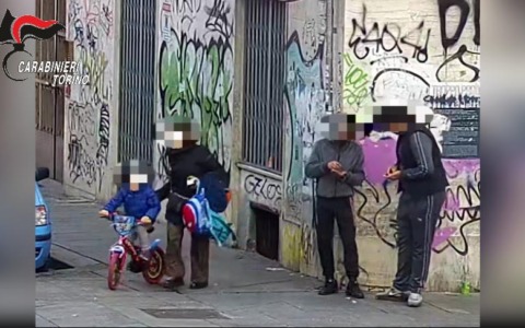 Spaccio nei pressi delle scuole vicino alla Mole Antonelliana a Torino: 5 arresti