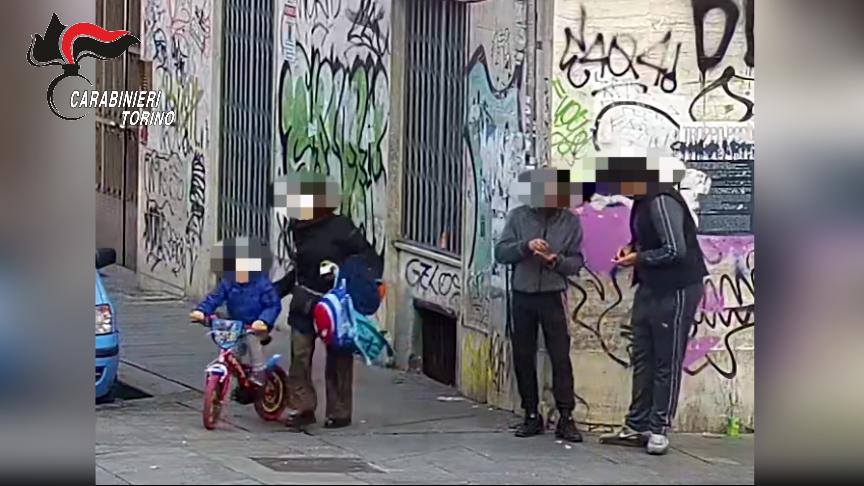 Spaccio nei pressi delle scuole vicino alla Mole Antonelliana a Torino: 5 arresti