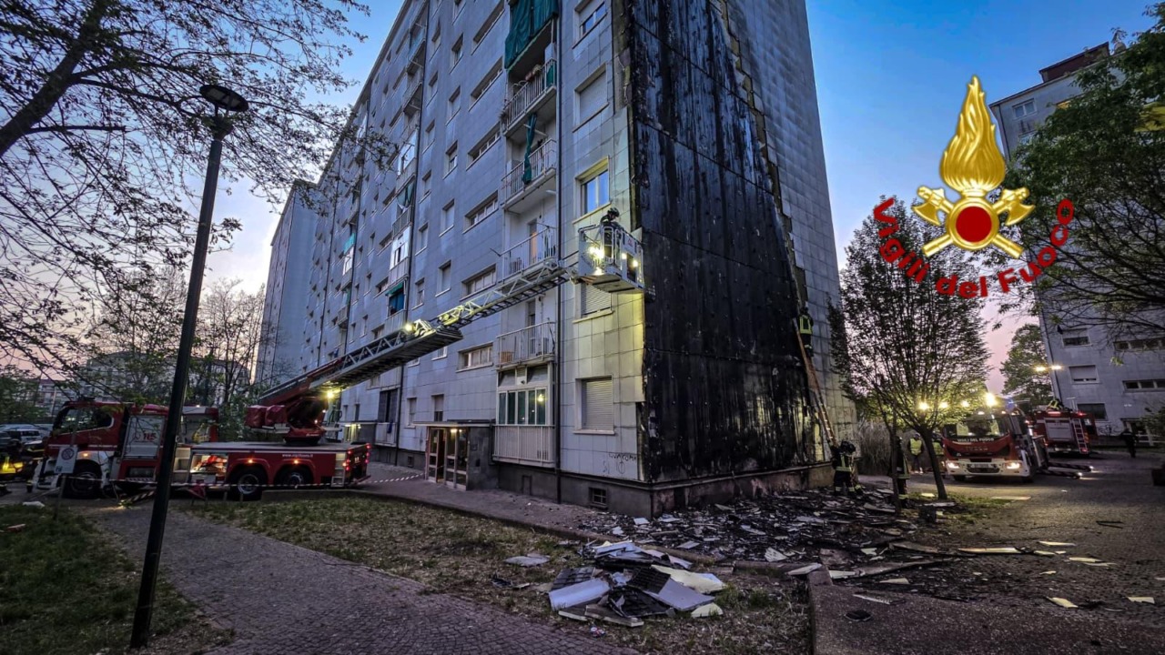 Incendio nella notte in via Artom a Torino: arrestata una donna