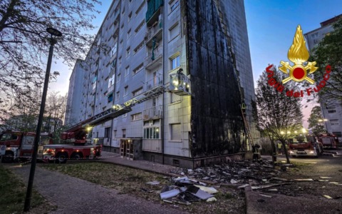 Incendio nella notte in via Artom a Torino: arrestata una donna
