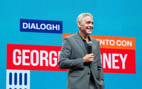 George Clooney a Cuneo parla ai ragazzi di diritti umani e condanna la politica di Trump