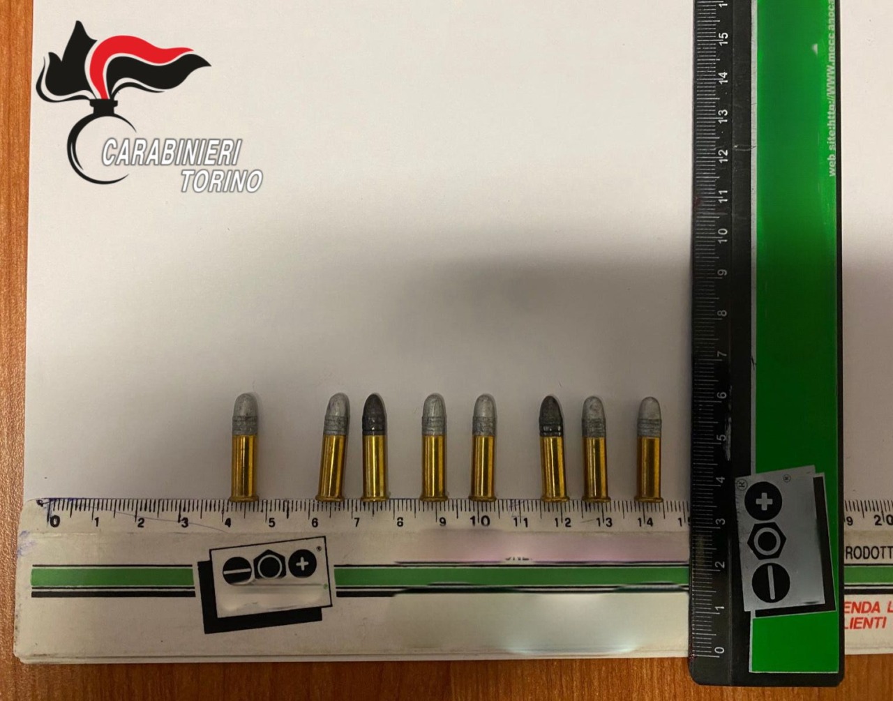 Litiga per un parcheggio e minaccia i vicini con una pistola: arrestato 65enne nel Torinese