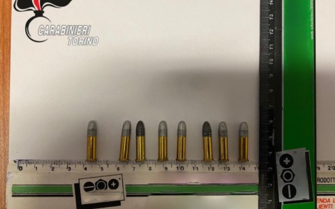 Litiga per un parcheggio e minaccia i vicini con una pistola: arrestato 65enne nel Torinese