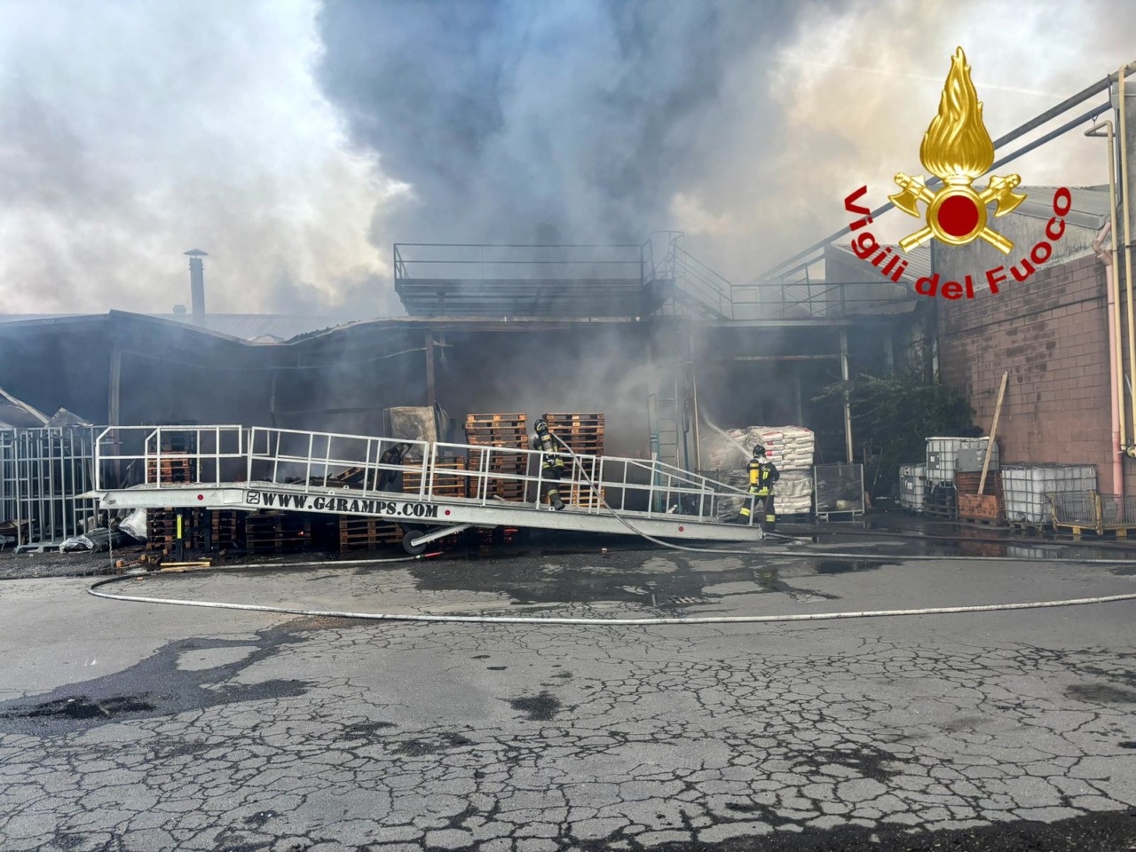 Maxi incendio in una ditta di trasporti di Beinasco: evacuate le case vicine