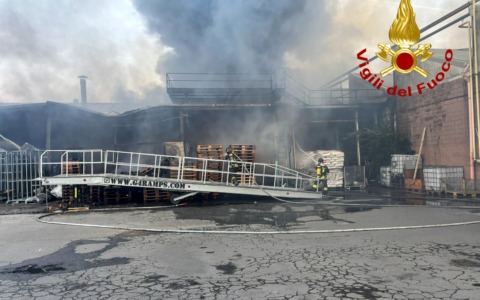 Maxi incendio in una ditta di trasporti di Beinasco: evacuate le case vicine