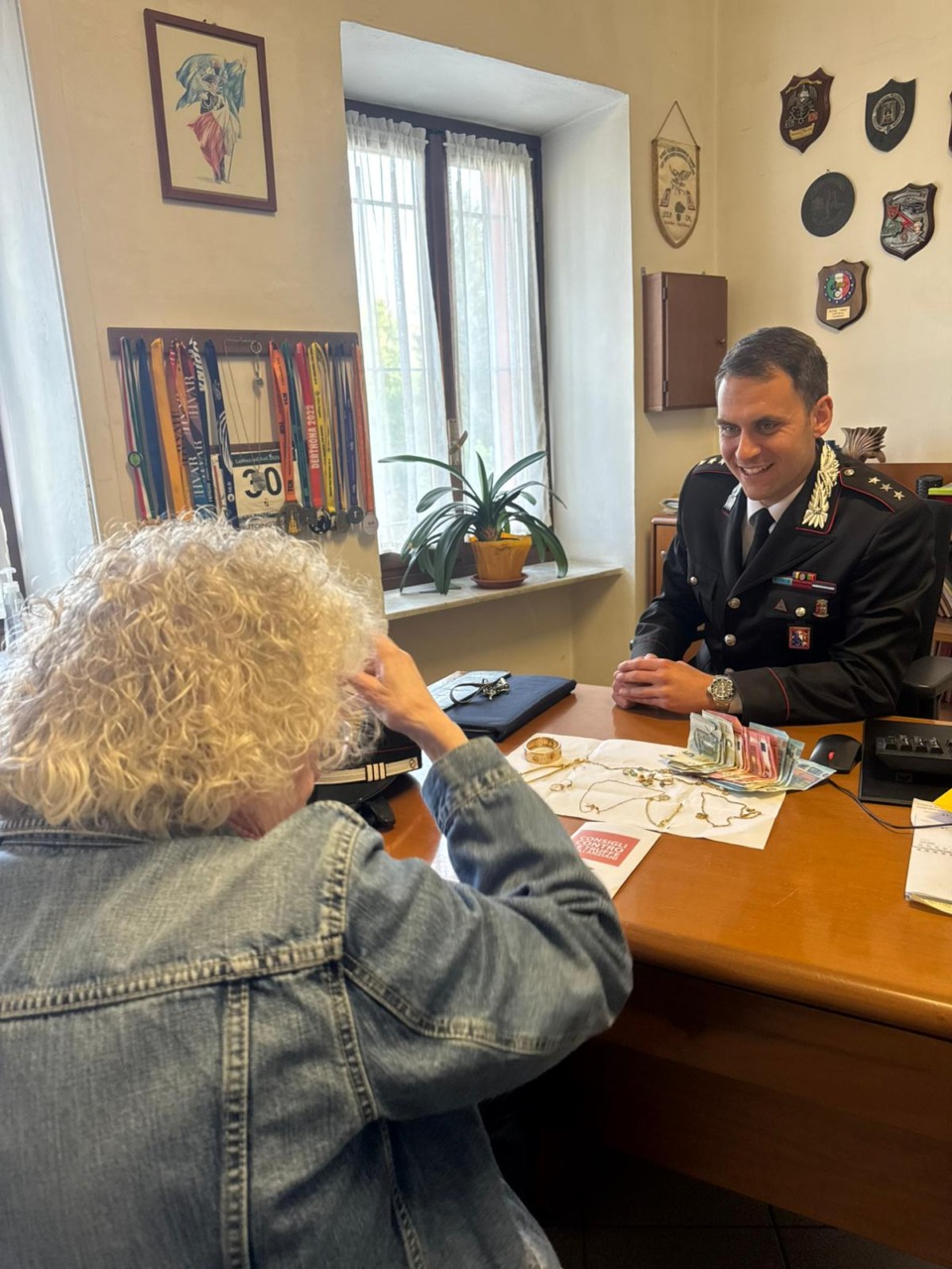 Si finge carabiniere e raggira un’anziana dell’astigiano: arrestato truffatore