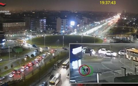 Accoltellano un uomo in piazza Baldissera a Torino: arrestate 4 persone