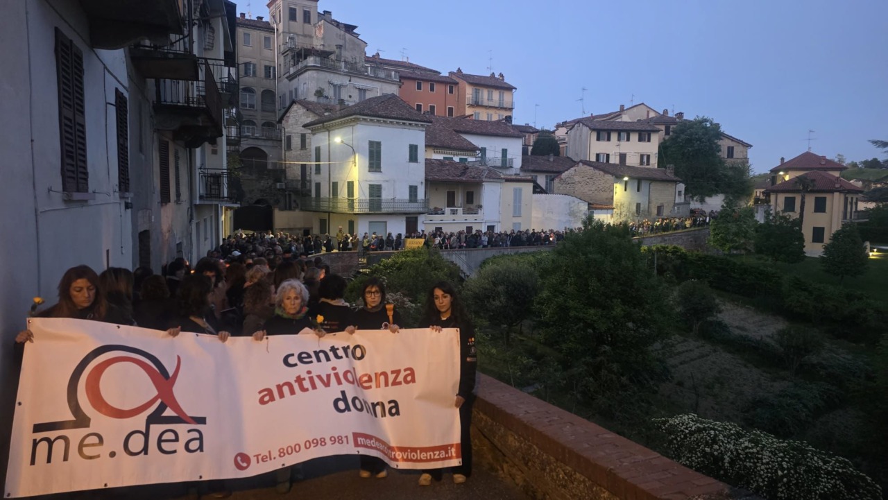 Ieri sera fiaccolata in ricordo di Loredana. Crescono le richieste di aiuto al centro Me.dea
