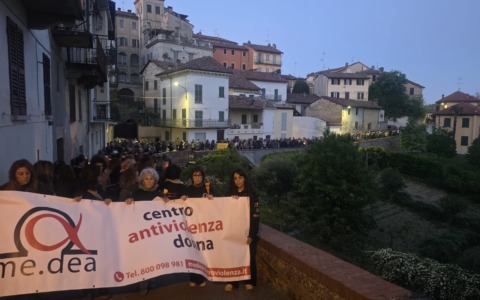 Ieri sera fiaccolata in ricordo di Loredana. Crescono le richieste di aiuto al centro Me.dea