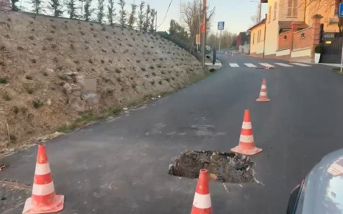 Tappati i pericolosi buchi in via Dazio a Valle San Bartolomeo