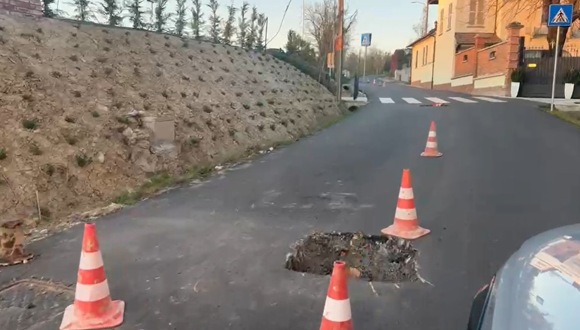 Tappati i pericolosi buchi in via Dazio a Valle San Bartolomeo