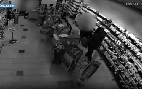 Rapina due farmacie nel centro di Torino armato di coltello: fermato un 52enne