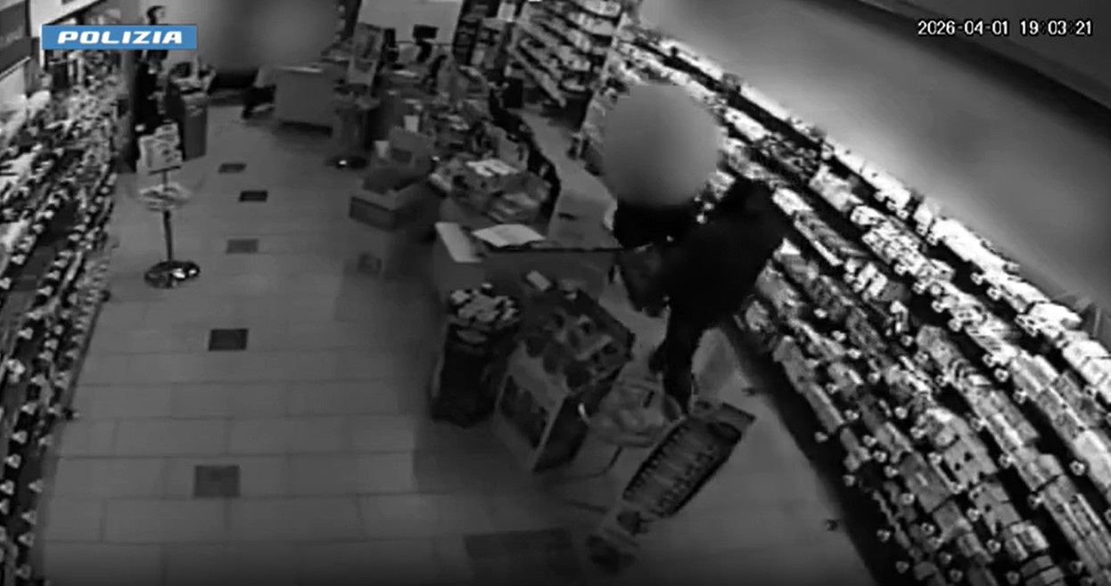 Rapina due farmacie nel centro di Torino armato di coltello: fermato un 52enne