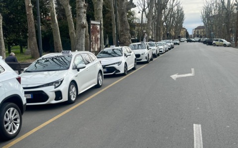 Sassaiola contro taxi ad Alessandria, FdI: “Non si spostano i cittadini onesti, si tolgono i delinquenti”