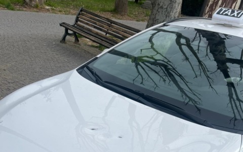 Taxi preso a sassate vicino alla stazione di Alessandria: la protesta dei tassisti