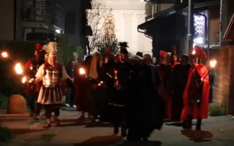 Nella piccola frazione di Tonengo, la via Crucis con 50 figuranti