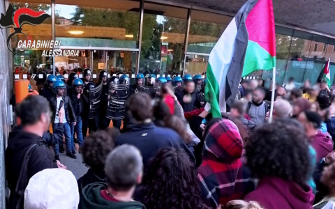 Aggredisce Carabiniere durante protesta pro Pal ad Alessandria: 25enne agli arresti domiciliari