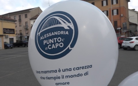 Palloncini e sorrisi, Alessandria Punto e a Capo celebra la “Festa della mamma”