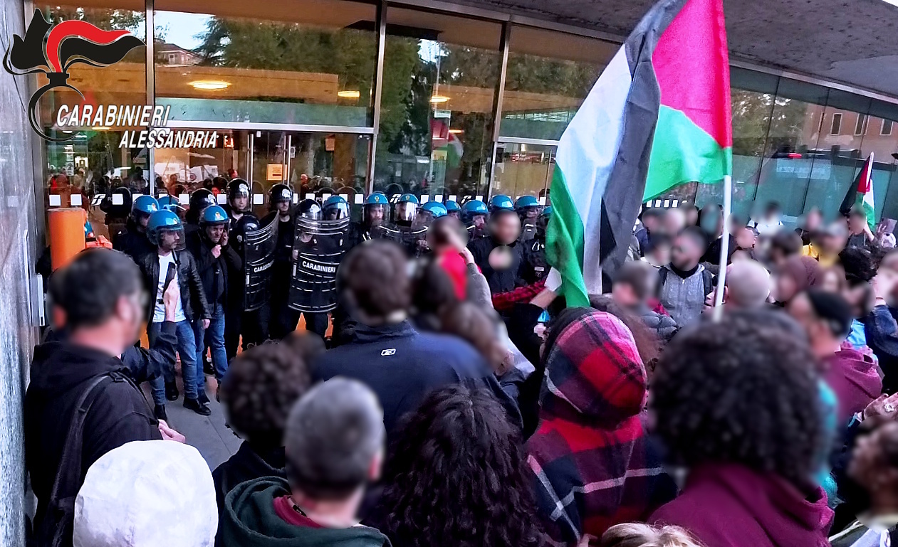Aggredisce Carabiniere durante protesta pro Pal ad Alessandria: 25enne agli arresti domiciliari