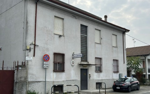 Maltratta la moglie davanti ai figli minorenni: arrestato 34enne ad Alessandria
