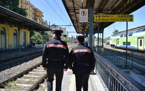 Controlli nella zona della stazione a Tortona: sequestrati 20 grammi di droga e 7 denunce