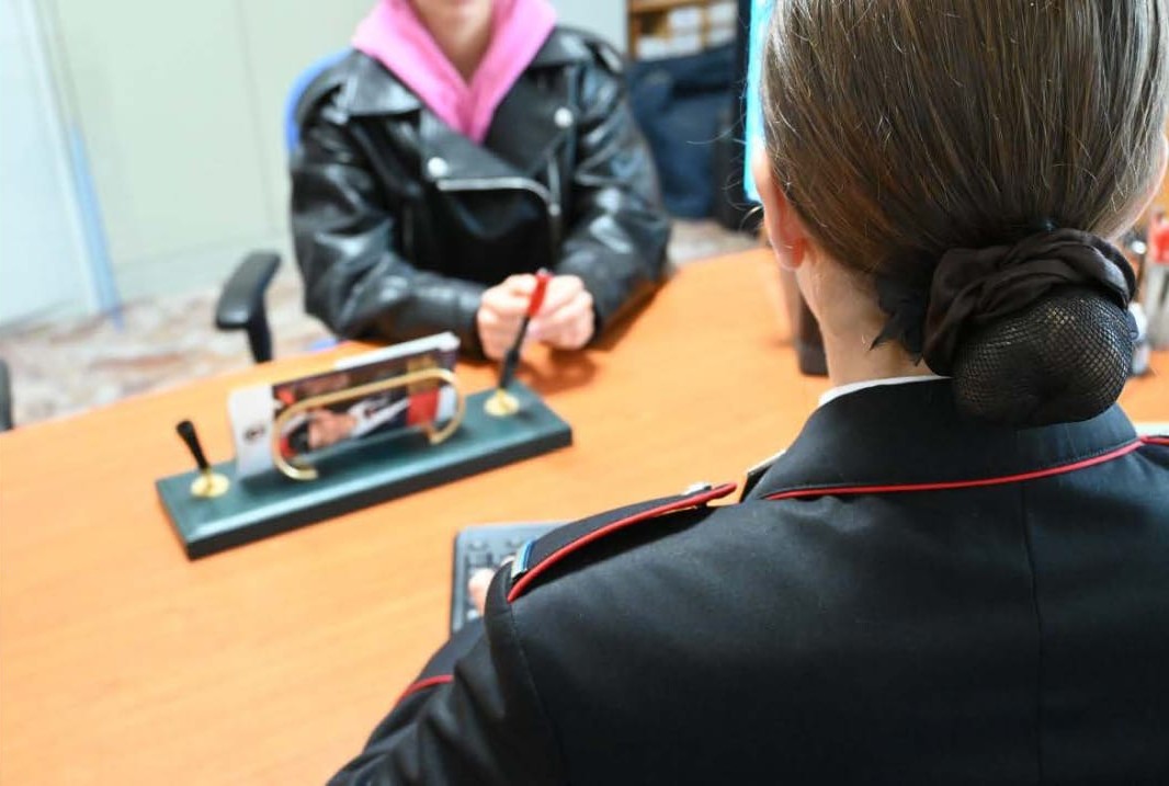 Tortona: attira una giovane promoter con la promessa di un contratto, poi si spoglia e la molesta