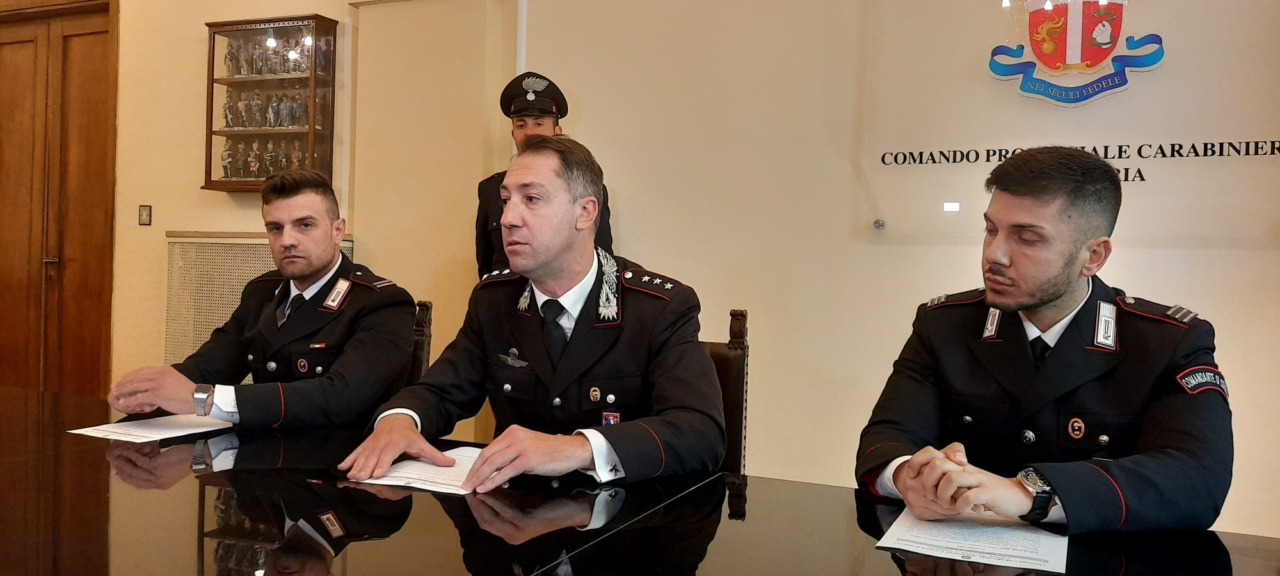 Sparano colpi di pistola contro il Comune e la scuola di Stazzano: i Carabinieri li arrestano