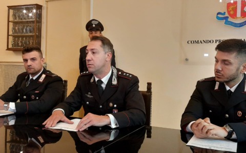 Sparano colpi di pistola contro il Comune e la scuola di Stazzano: i Carabinieri li arrestano
