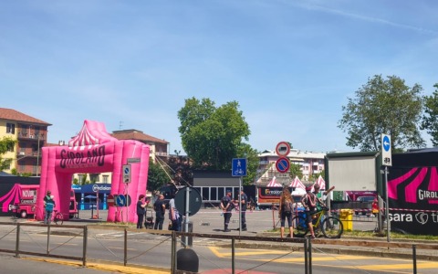 Novi vestita a festa attende il Giro d’Italia che arriva oggi in Provincia di Alessandria