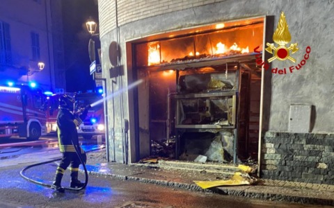 Incendio in un esercizio commerciale a Casale: esclusa la presenza di amianto
