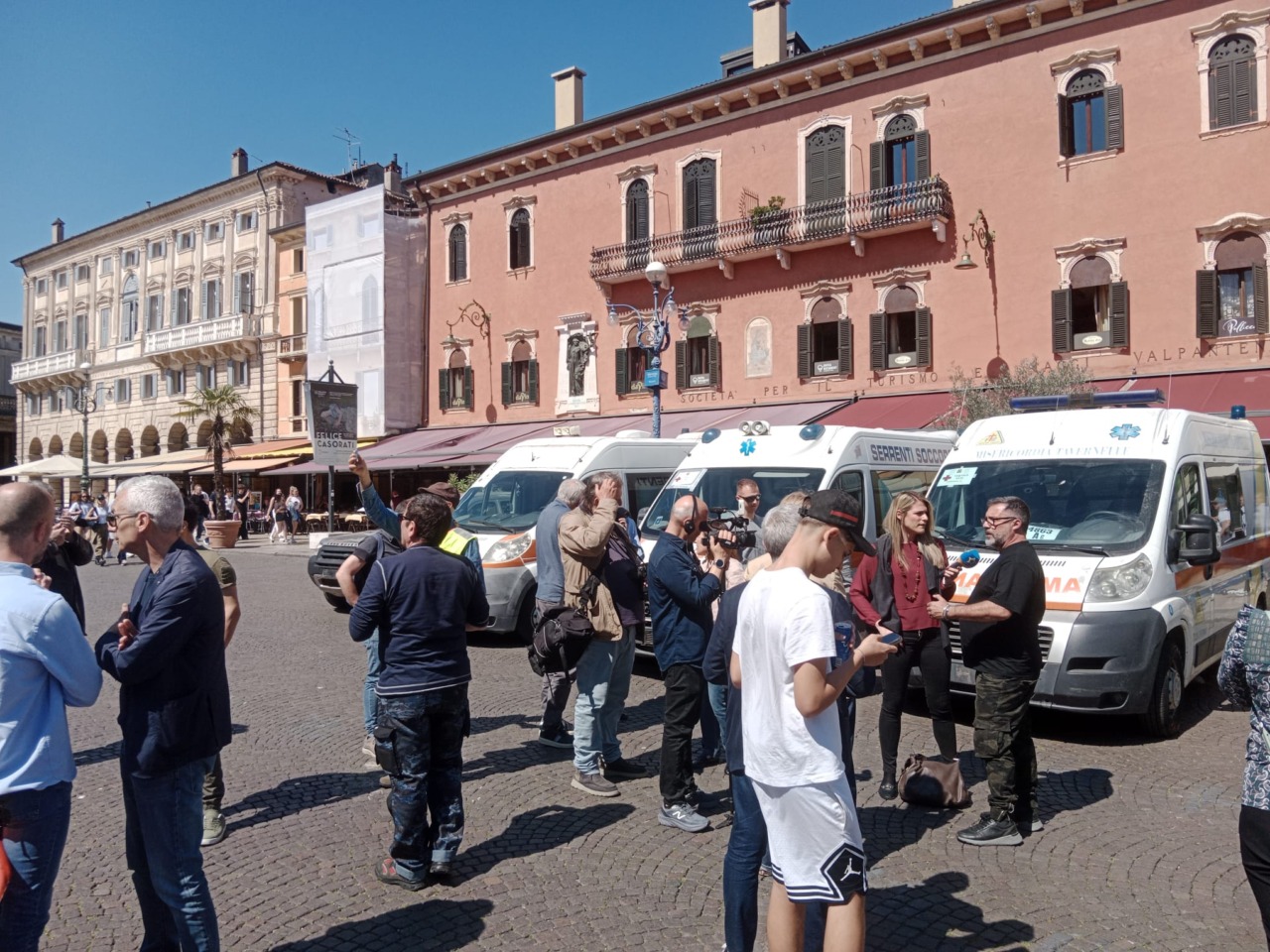 11 ambulanze in partenza per l'Ucraina Verona Alessandrino