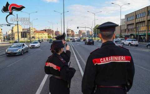 Rapinano un anziano e prelevano il denaro al bancomat: 4 arresti a Torino