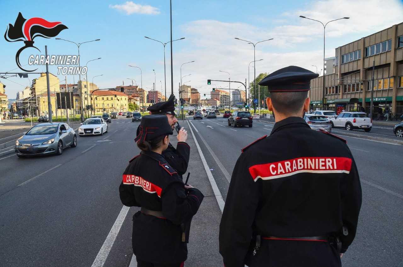 Rapinano un anziano e prelevano il denaro al bancomat: 4 arresti a Torino