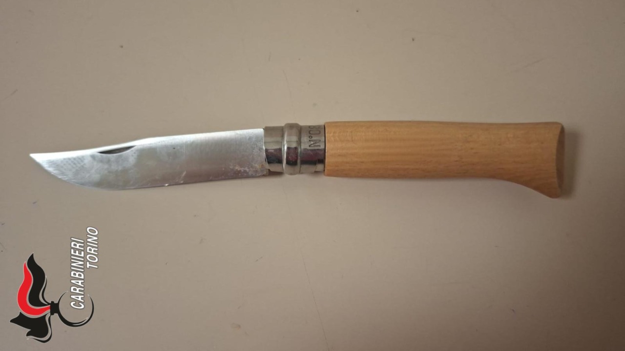 Minacciano con un coltello un uomo per rubargli la vespa: denunciati due 16enni nel Torinese