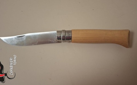 Minacciano con un coltello un uomo per rubargli la vespa: denunciati due 16enni nel Torinese