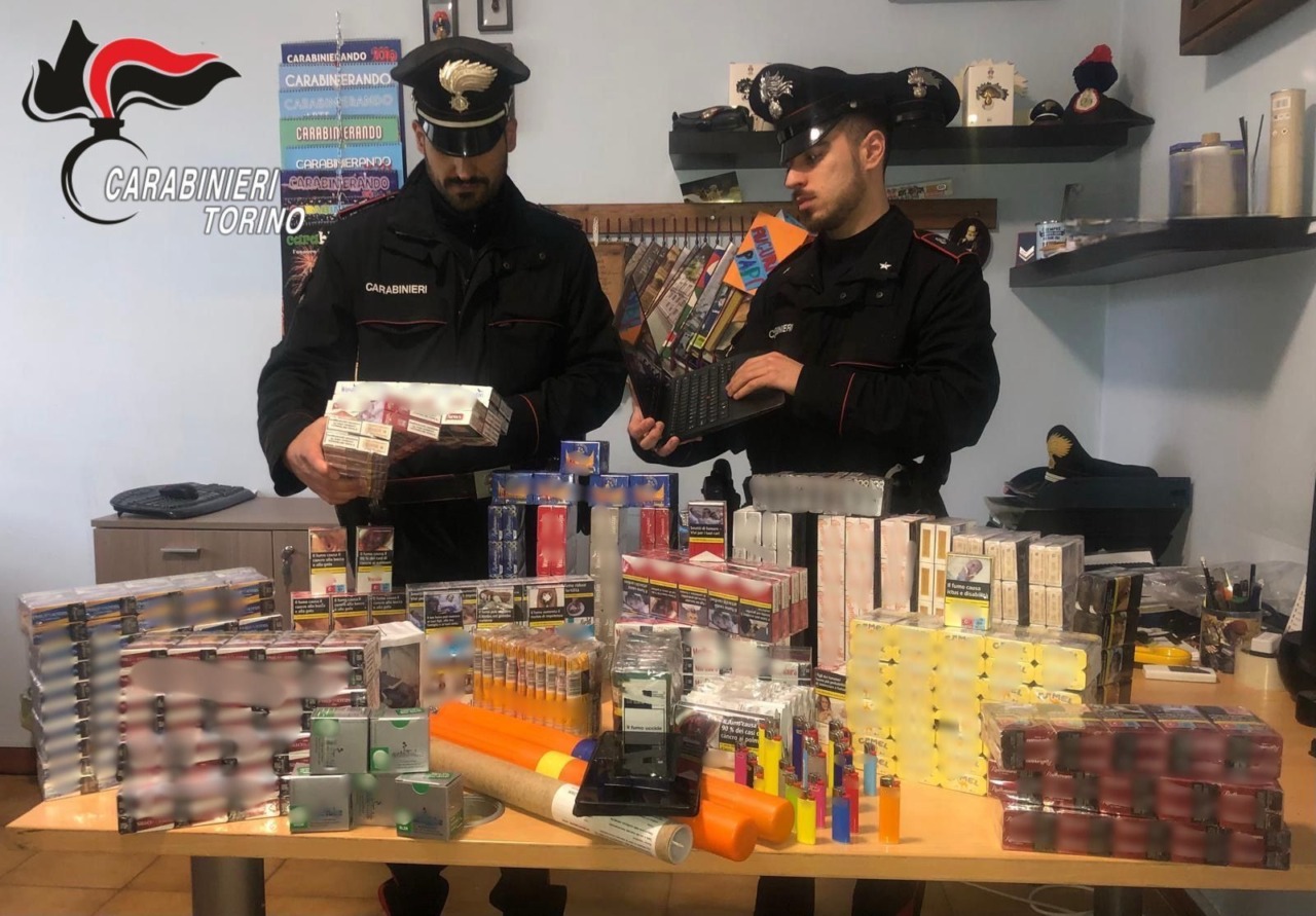 In casa con articoli pirotecnici e oltre 500 pacchetti di sigarette, denunciato 26enne nel Torinese