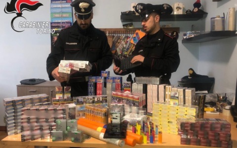 In casa con articoli pirotecnici e oltre 500 pacchetti di sigarette, denunciato 26enne nel Torinese