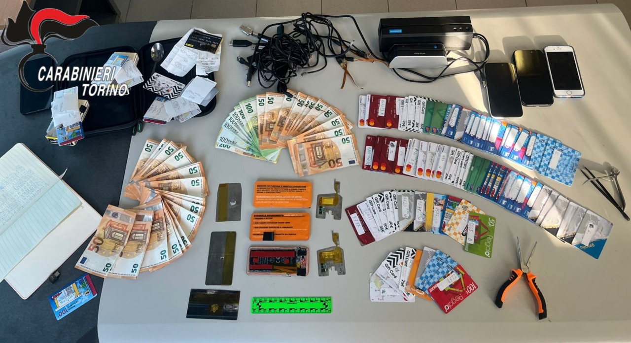 Carte carburante clonate, due arresti nel Novarese