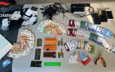 Carte carburante clonate, due arresti nel Novarese