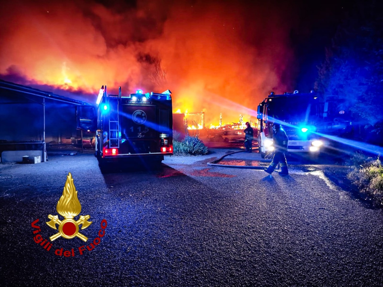 Incendio nella notte a Grugliasco, maxi intervento dei Vigili del Fuoco