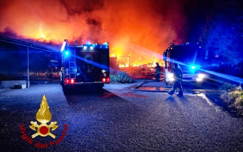 Incendio nella notte a Grugliasco, maxi intervento dei Vigili del Fuoco