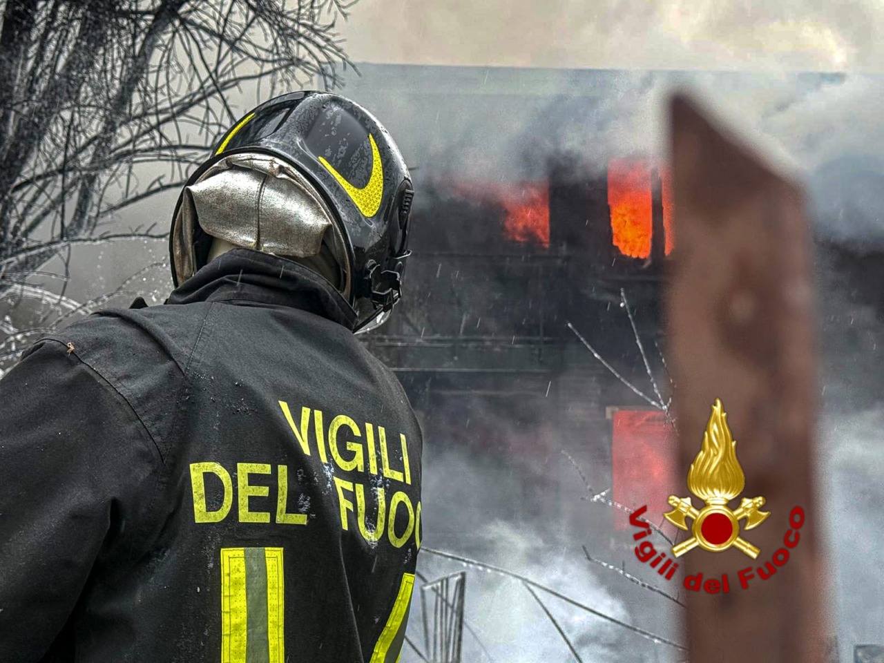 Incendio a Settimo Torinese, evacuato un palazzo vicino al rogo