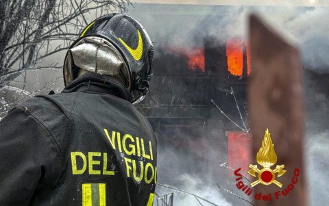 Incendio a Settimo Torinese, evacuato un palazzo vicino al rogo