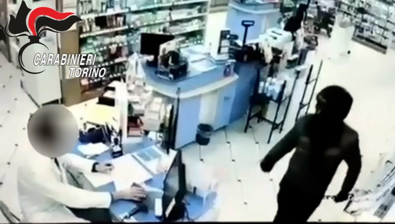 Arrestato il responsabile di almeno sette rapine nelle farmacie del Torinese