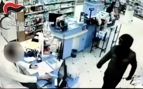 Arrestato il responsabile di almeno sette rapine nelle farmacie del Torinese