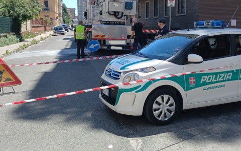 Cede asfalto in via Rivolta ad Alessandria durante i lavori ad un condominio