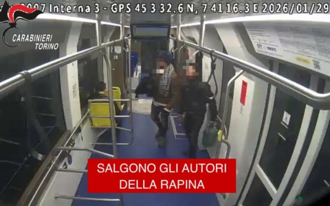 Aggredisce e rapina un giovane su un tram a Torino: 28enne finisce in carcere