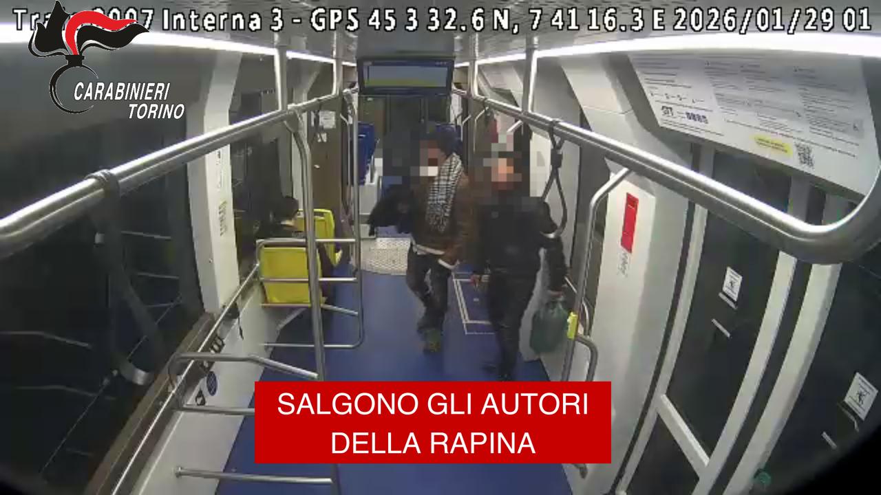 Aggredisce e rapina un giovane su un tram a Torino: 28enne finisce in carcere